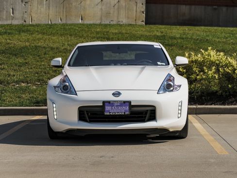 Used 2016 Nissan 370Z Coupe RWD image 24