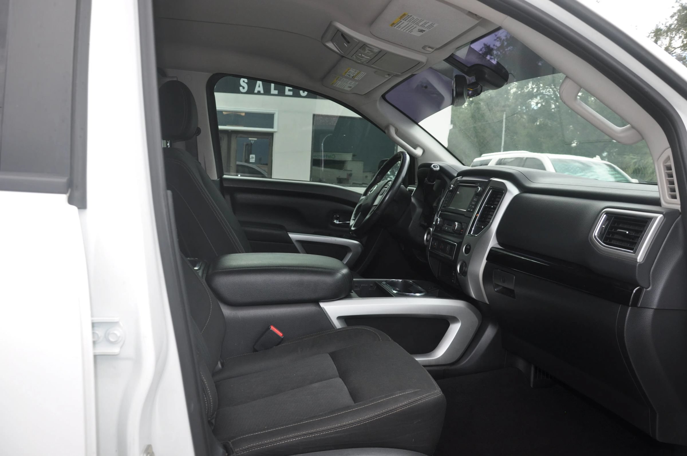 Used 2018 Nissan Titan SV w/ SV Convenience Package RWD image 35