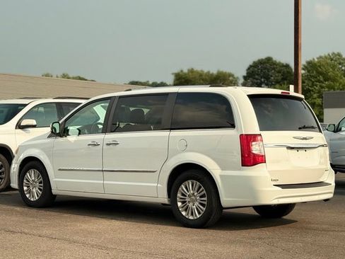 Used 2015 Chrysler Town & Country Limited FWD image 37