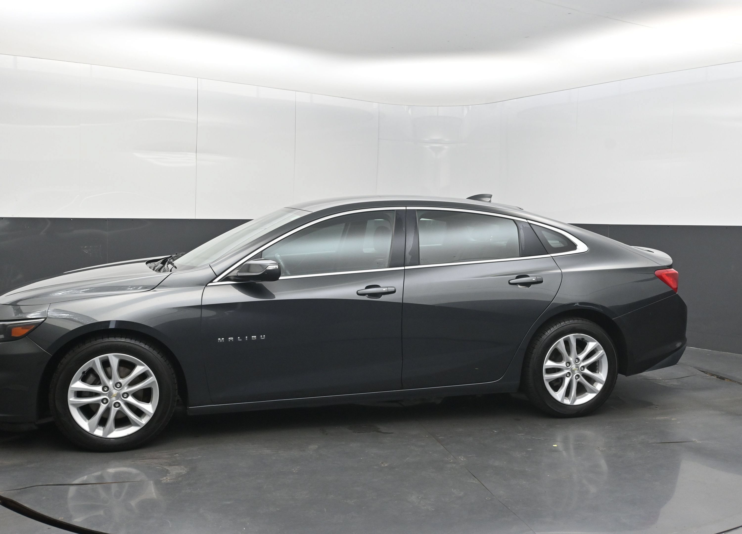 Used 2017 Chevrolet Malibu LT w/ Leather Package FWD image 5