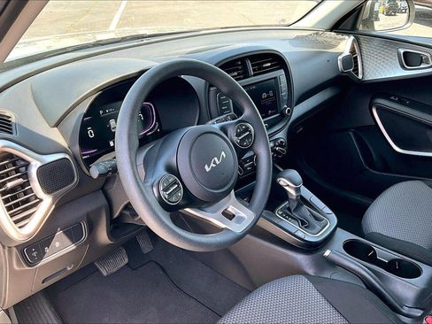 Used 2025 Kia Soul LX w/ LX Technology Package FWD image 15