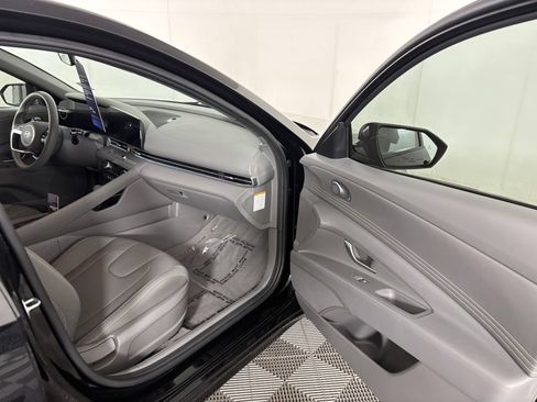 Used 2025 Hyundai Elantra SEL FWD image 32