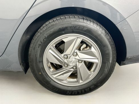 Used 2025 Hyundai Elantra SE FWD image 11