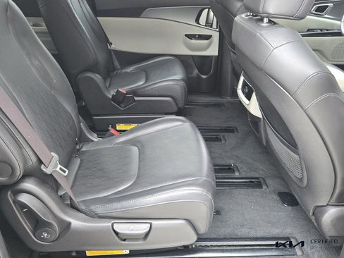 Used 2022 Kia Carnival LX FWD image 17