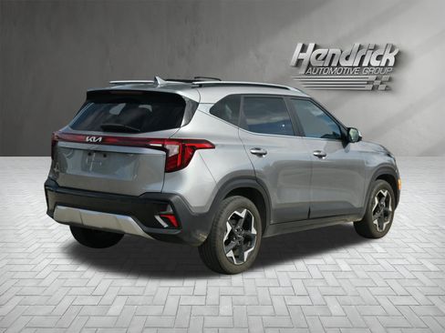 Used 2025 Kia Seltos EX FWD image 16