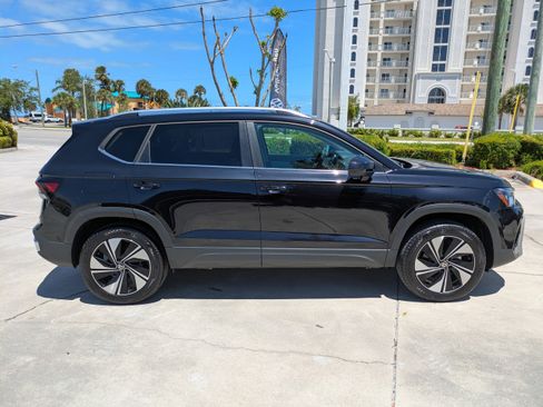 New 2026 Volkswagen Taos SE image 3