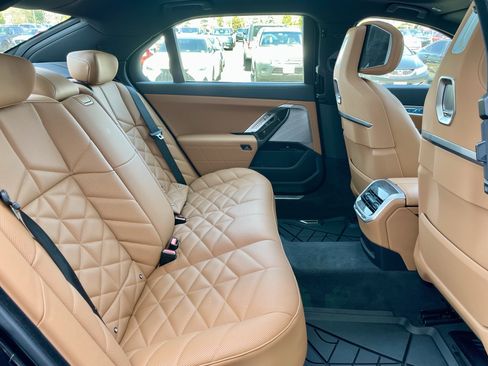 Used 2025 BMW 740i xDrive AWD/4WD image 31