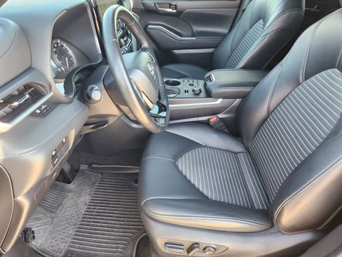 Used 2023 Toyota Highlander XSE image 16