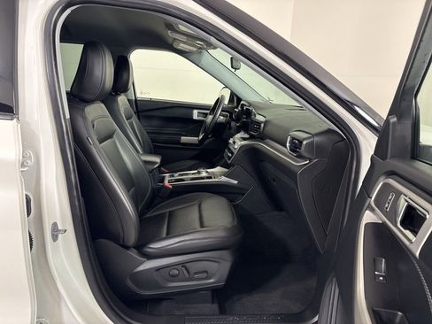Used 2022 Ford Explorer XLT w/ Equipment Group 202A image 10