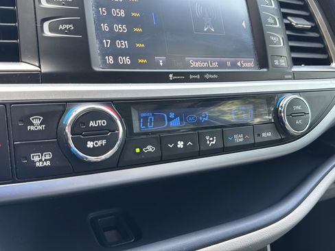 Used 2019 Toyota Highlander XLE AWD/4WD image 27