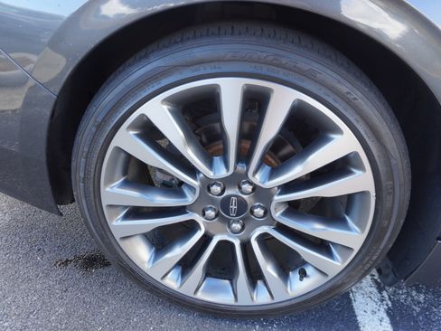 Used 2017 Lincoln Continental Select image 35