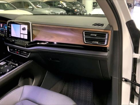 Used 2024 Volkswagen Atlas SE w/ Panoramic Sunroof Package image 17