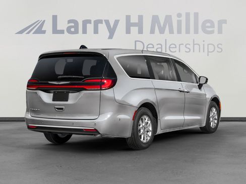 New 2026 Chrysler Pacifica Select image 3