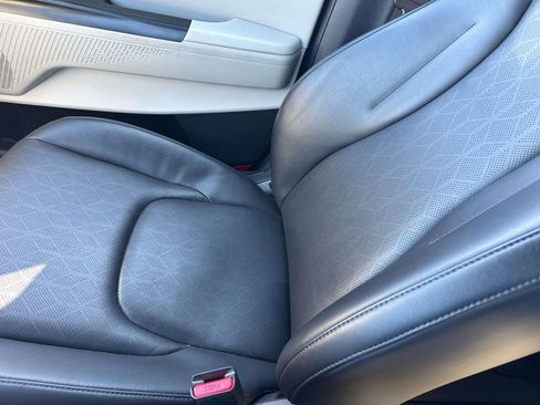 Used 2024 Kia Carnival LX FWD image 37