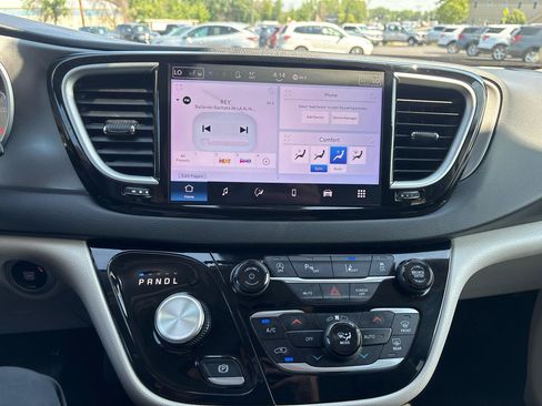 Used 2024 Chrysler Pacifica Touring-L FWD image 19