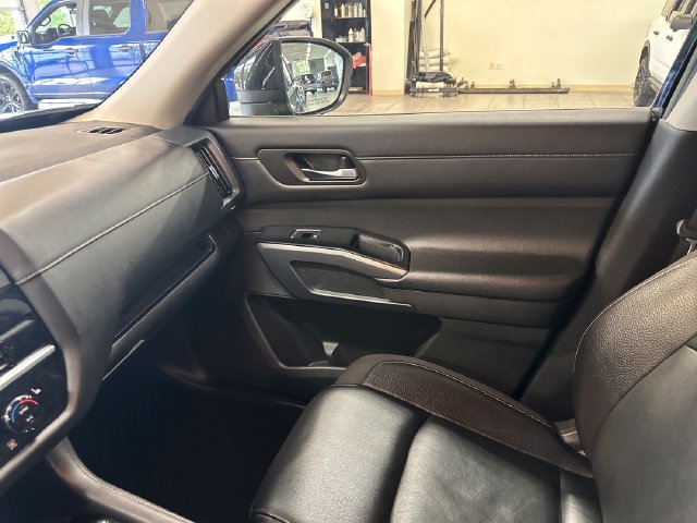 Used 2023 Nissan Pathfinder SL AWD/4WD image 24