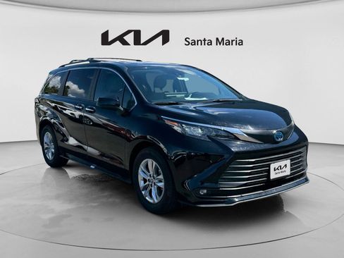 Used 2025 Toyota Sienna XLE w/ XLE Plus Package image 1