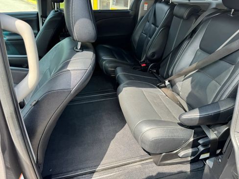Used 2015 Toyota Sienna SE w/ SE Preferred Package FWD image 18