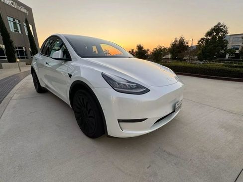 Used 2022 Tesla Model Y Performance AWD/4WD image 3