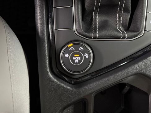 New 2025 Volkswagen Taos SE image 22