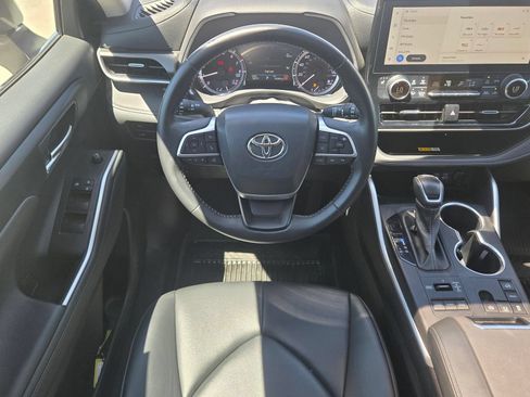 Used 2024 Toyota Highlander XLE AWD/4WD image 8