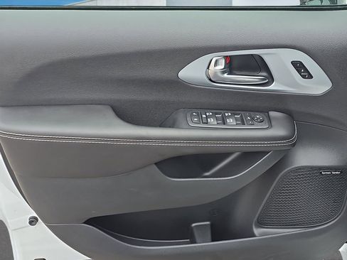 New 2026 Chrysler Pacifica Limited w/ Uconnect Theater Family Group image 10