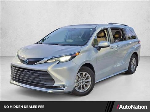 Used 2024 Toyota Sienna XLE FWD image 1