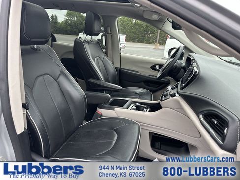 Used 2024 Chrysler Pacifica Limited FWD image 24