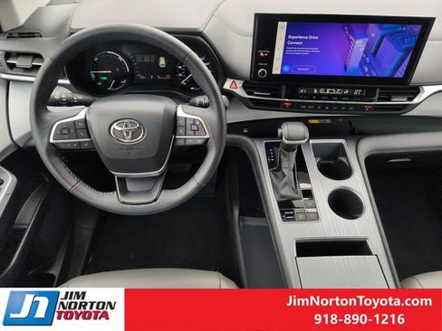 Used 2025 Toyota Sienna XLE image 29