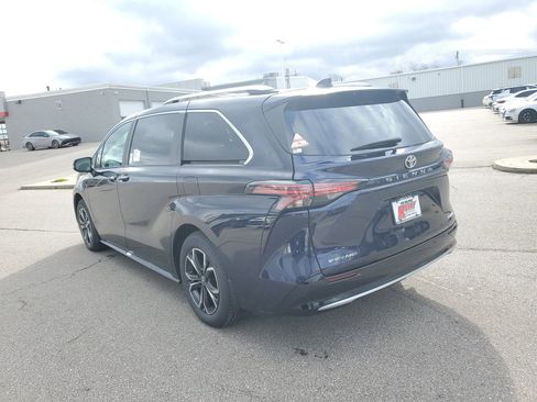 New 2026 Toyota Sienna Platinum image 3