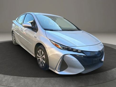 Used 2022 Toyota Prius Prime XLE FWD image 3