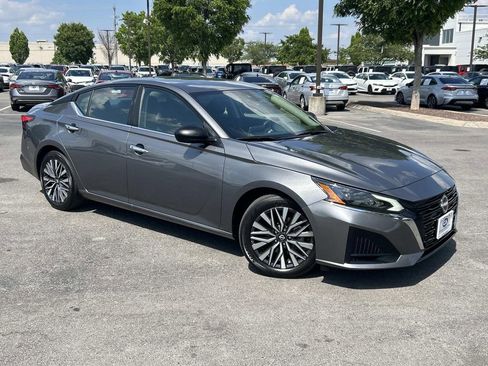Used 2025 Nissan Altima 2.5 SV FWD image 1