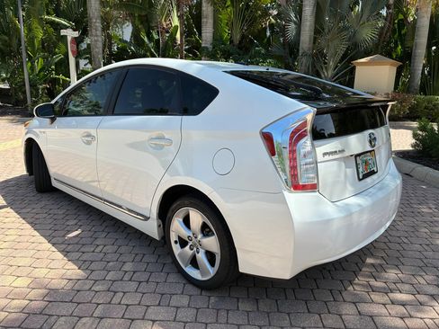 Used 2014 Toyota Prius Five FWD image 2