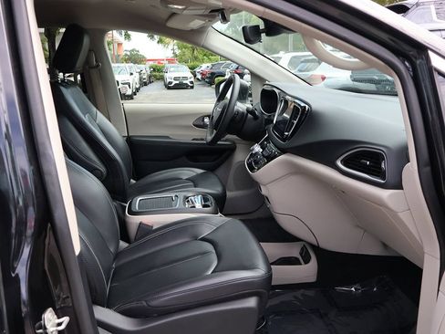 Used 2023 Chrysler Pacifica Touring-L FWD image 26