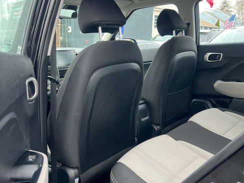 Used 2020 Hyundai Venue SEL image 17