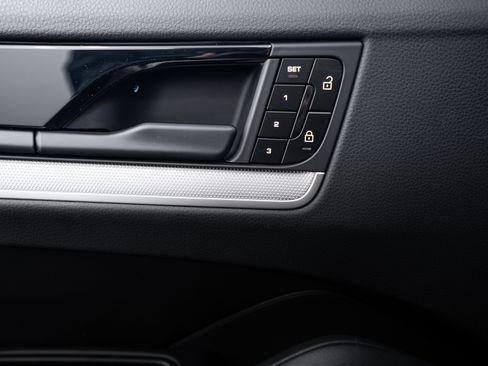 Certified 2025 Porsche Cayenne image 20