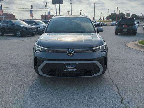 Used 2025 Volkswagen Taos SEL AWD/4WD image 3