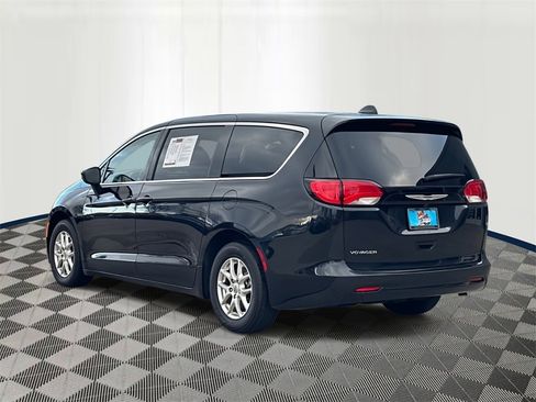 Used 2023 Chrysler Voyager LX image 4