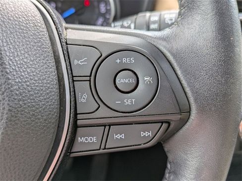 Used 2021 Toyota RAV4 XLE Premium image 16