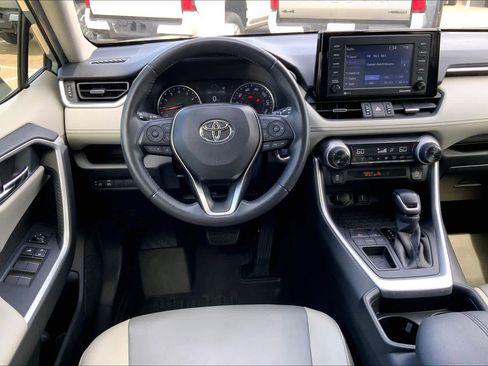 Used 2021 Toyota RAV4 XLE Premium image 6