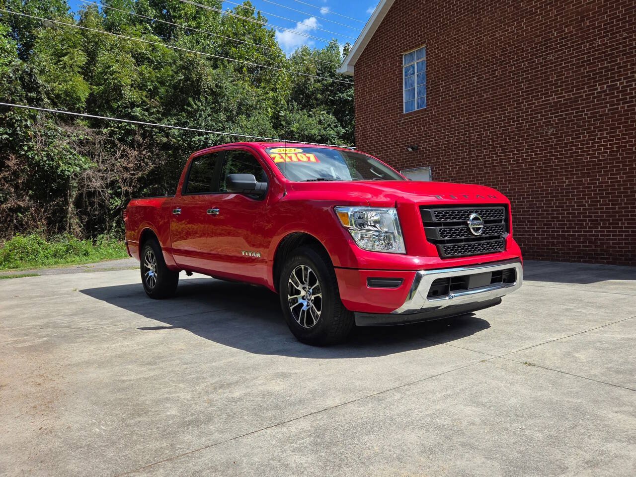 Used 2021 Nissan Titan SV RWD image 3