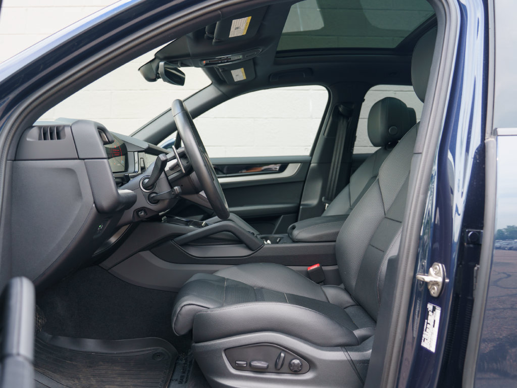 Used 2024 Porsche Cayenne AWD/4WD image 17