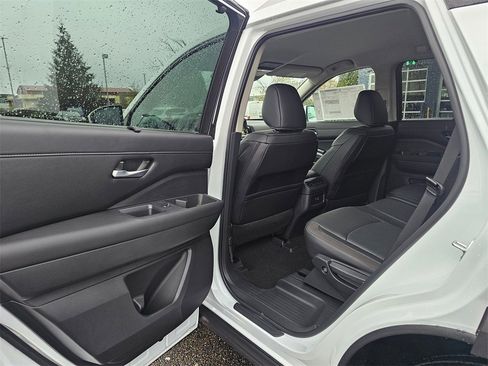 New 2025 Nissan Pathfinder SL image 12
