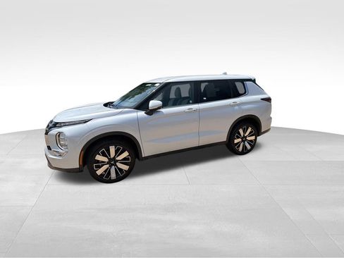 Used 2025 Mitsubishi Outlander SE FWD image 4