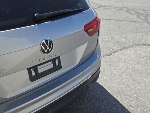 Used 2023 Volkswagen Tiguan SE w/ Panoramic Sunroof Package FWD image 11