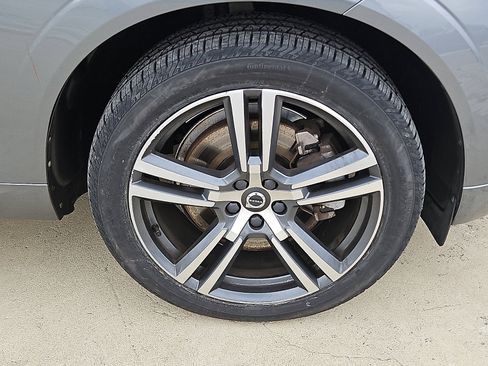 Used 2020 Volvo XC60 T6 Momentum w/ Protection Package Premier image 8