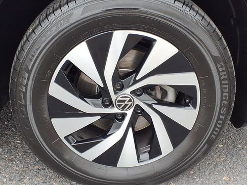 Certified 2025 Volkswagen Tiguan S image 9