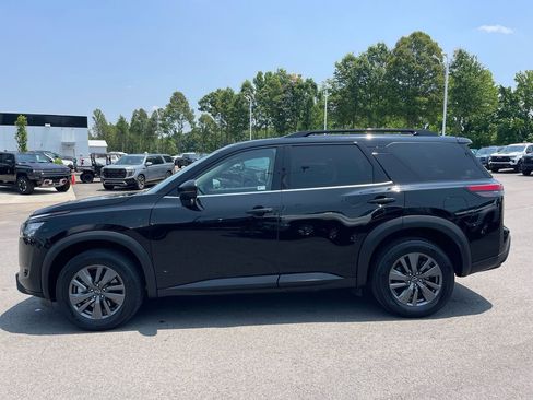 Used 2024 Nissan Pathfinder SV image 2