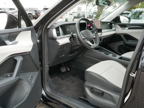 Certified 2025 Volkswagen Tiguan SE AWD/4WD image 12