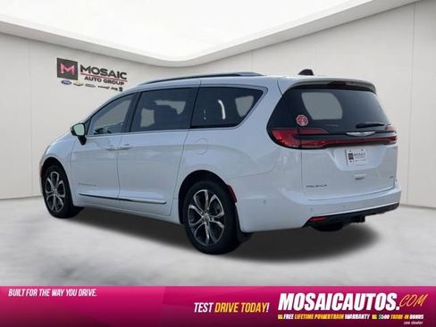 Used 2025 Chrysler Pacifica Pinnacle w/ Trailer Tow Group AWD/4WD image 5